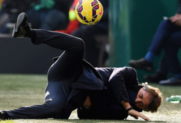 VIDEO: Mancini bị học trò đá trúng mặt khi đang chỉ đạo ngoài đường biên