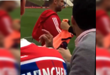 VIDEO: HLV Guardiola từ chối ký vào áo đấu của Barcelona