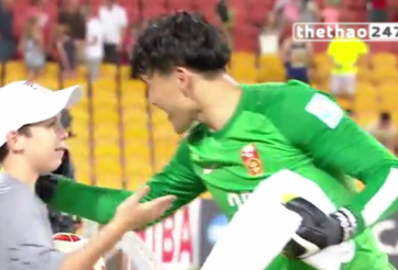 VIDEO: Cậu bé nhặt bóng mách thủ môn Trung Quốc cản quả penalty thành công