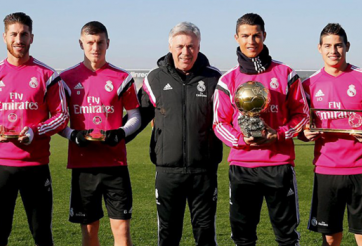 Ronaldo khoe Quả bóng Vàng 2014 trên sân tập cùng Real Madrid