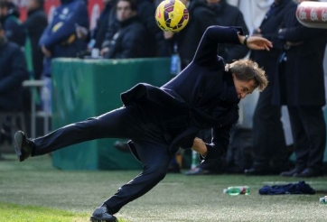 VIDEO: HLV Mancini lại bị học trò hạ đo ván trên sân tập