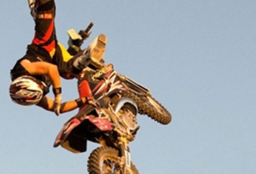 VIDEO: Thót tim với màn xoay “360 độ” trên mô tô bay