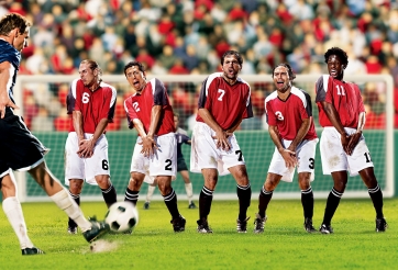 VIDEO: Pha phòng thủ tồi nhất mọi thời đại