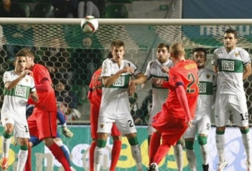 VIDEO: Trung vệ Barca trổ tài sút phạt 'chuẩn từng cm'