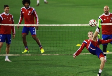 VIDEO: Cầu thủ Bayern chơi tennis trên sân tập