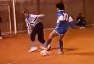 VIDEO: Những tuyệt kỹ lừa bóng của Maradona trên sân Futsal