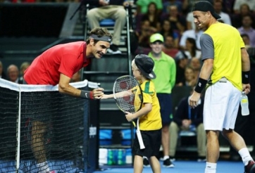 VIDEO: Cậu bé 6 tuổi đọ tài cùng Roger Federer