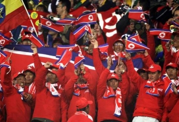 VIDEO: CĐV CHDCND Triều Tiên hô vang chủ tịch Kim Jong-Un trên khán đài