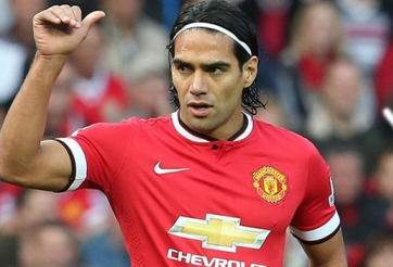 Quá vô duyên, Falcao bất ngờ nhận món quà từ Van Gaal