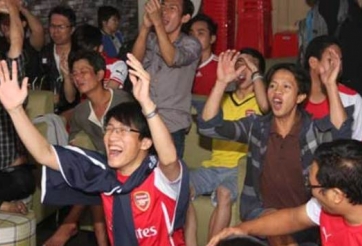 VIDEO: Fan Arsenal hò reo cuồng nhiệt với chiến thắng của đội nhà