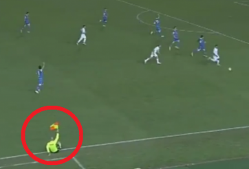 VIDEO: Trọng tài bị 'vồ ếch' nhưng vẫn không quên nhiệm vụ