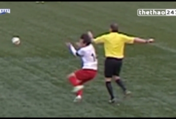 VIDEO: Cầu thủ nằm sân vì bị trọng tài thúc cùi chỏ gãy mũi