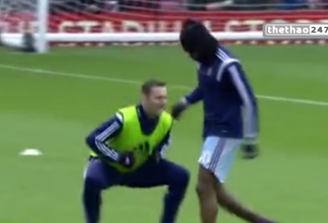 VIDEO: Những tình huống hài hước nhất vòng 22 Ngoại hạng Anh