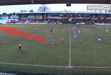 VIDEO: Pha volley thành bàn từ giữa sân tại giải bóng đá Anh