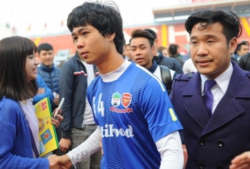 Khán giả Hải Phòng 'quây' Công Phượng trong buổi tập