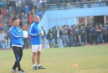 HLV Graechen lo ngại các cầu thủ gặp chấn thương vì mặt sân xấu