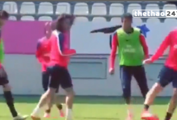 VIDEO: Ibrahimovic xâu kim đồng đội theo kiểu... xoay compa