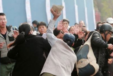 Phe vé “hỗn chiến” trước trận Hải Phòng gặp HAGL