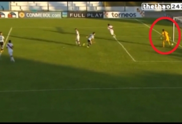 VIDEO: Thủ môn đốt lưới nhà sau pha xử lí bóng tệ hại