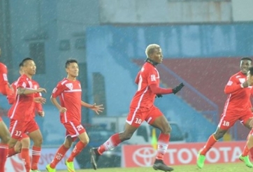VIDEO: Stevens mở tỷ số trận đấu sau pha đánh đầu ngược