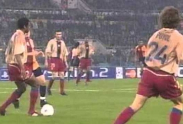 VIDEO: Xem Barcelona đá tiki-taka từ... 2001