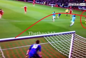 VIDEO: Tình huống hàng thủ Man City bỗng dưng hóa thành những gã hề