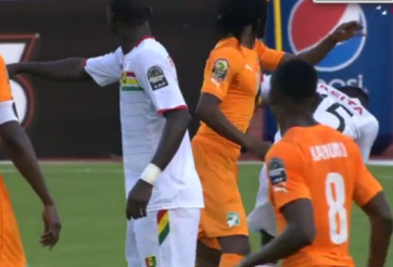 VIDEO: Gervinho nhận thẻ đỏ sau tình huống nổi điên ngớ ngẩn