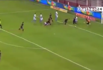 Video hài hước: Bàn thắng siêu lộn xộn tại giải VĐ Argentina