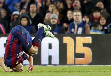 VIDEO: Suarez liên tục ăn vạ thô thiển trong trận gặp Atletico Madrid