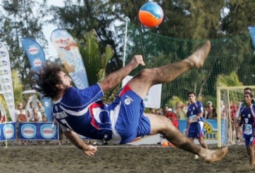 VIDEO: Cantona ghi bàn đẹp mắt ở môn bóng đá bãi biển