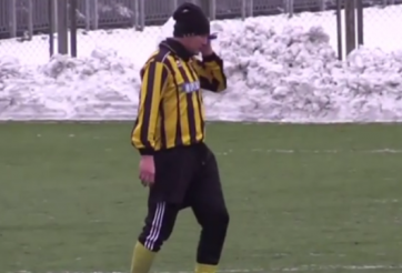 VIDEO: Cầu thủ Ukraina nghe điện thoại khi đang thi đấu