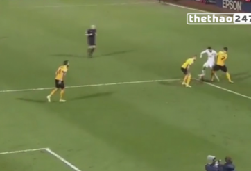 VIDEO: Januzaj diễn xiếc trước hai cầu thủ của Cambridge