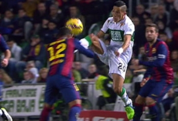 VIDEO: Sao trẻ Barca nhận cú kung-fu thẳng mặt