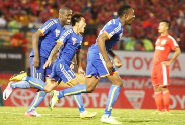 B.Bình Dương 1-2 Than Quảng Ninh: Nhà vô địch nếm mùi thất bại