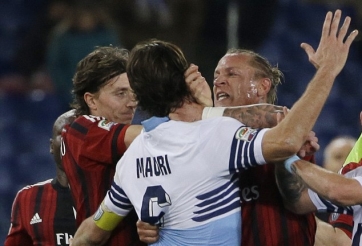 VIDEO: Sao AC Milan nhận thẻ đỏ vẫn quay lại gây sự với đối phương