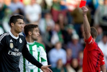 VIDEO: Cách Ronaldo phản ứng với những chiếc thẻ đỏ trong sự nghiệp