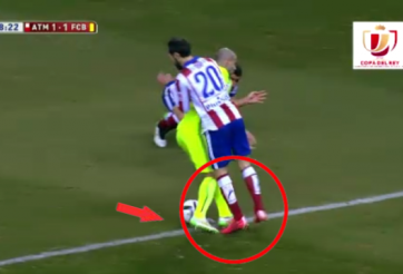 VIDEO: Trọng tài “bắt sai” 2 tình huống dẫn đến penalty ở trận Atletico – Barca