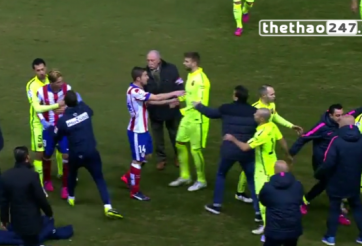VIDEO: Torres suýt choảng Neymar khi ra sân nghỉ giữa hai hiệp