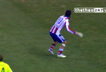 VIDEO: Arda Turan rút giầy ném trọng tài biên