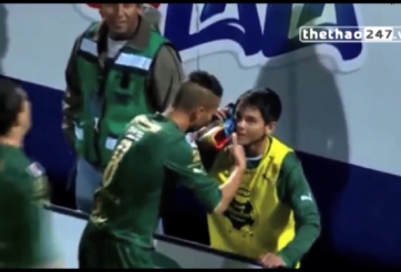 VIDEO: Ăn mừng bàn thắng cực dị, cầu thủ rút giày gọi điện thoại cho người thân