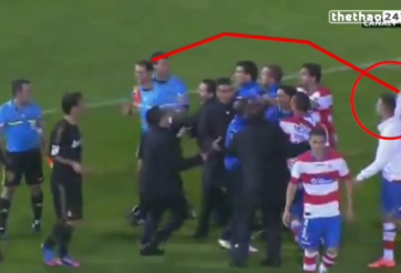 VIDEO: Cầu thủ La Liga từng bị treo giò 3 tháng vì ném chai nước vào mặt trọng tài