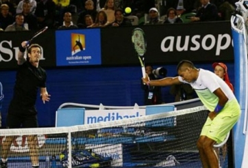 VIDEO: Tình huống giơ vợt như chắn bóng chuyền ở Australian Open 2015