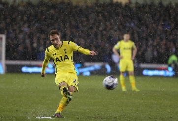 VIDEO: Cú đá phạt với quỹ đạo đẹp mê hồn của Eriksen