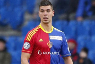 Dragovic ra đi nhưng không phải đến Man Utd