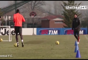 VIDEO: Paul Pogba thua ông thầy Allegri trong cuộc thi sút gôn tôm