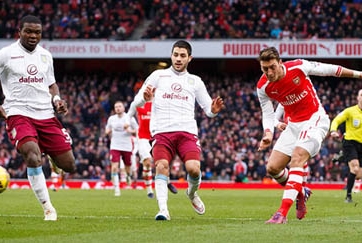 Arsenal chạm mốc mới sau trận thắng Aston Villa