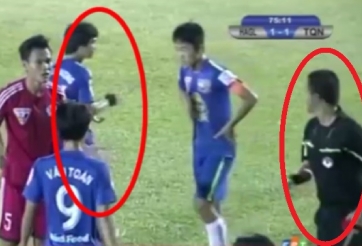 VIDEO: Công Phượng bị trọng tài chỉ trích vì vỗ tay ăn mừng thẻ đỏ của đối phương