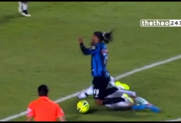 VIDEO: Ronaldinho ăn vạ thô thiển rồi nhận ngay thẻ vàng