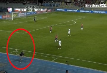 VIDEO: HLV tuyển Mỹ đánh gót hai quả bóng cùng lúc