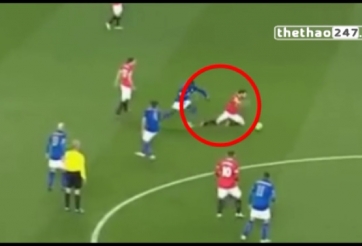 VIDEO: Pha đi bóng hài hước bằng ...đầu gối của Juan Mata